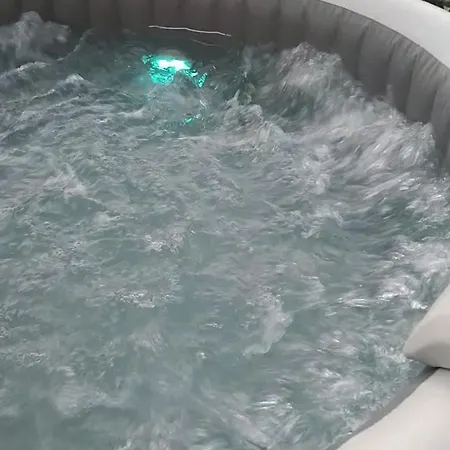 Tanya With Jacuzzi Appartamento