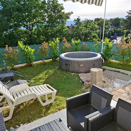 Tanya With Jacuzzi Apartman